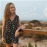 Profesora que imparte clases a niños de Educación Infantil, Primaria y la ESO